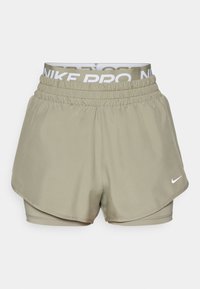 Shorts Nike Pro en verde oliva claro con una cinturilla elástica que presenta "NIKE PRO" en blanco. Fabricados con un tejido suave y ligero.