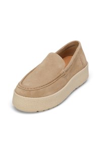 Chaussure plateforme beige en daim à enfiler, avec un bout arrondi, des coutures visibles et une semelle épaisse texturée.