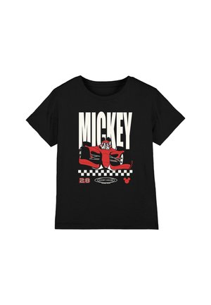 Schwarzes T-Shirt mit einem roten Rennwagen, der von Mickey Mouse gefahren wird, "MICKEY"-Text darüber, kariertes Muster, Nummer 28 und Rennteam-Logos darunter.