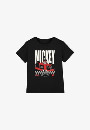 Schwarzes T-Shirt mit einem roten Rennwagen, der von Mickey Mouse gefahren wird, "MICKEY"-Text darüber, kariertes Muster, Nummer 28 und Rennteam-Logos darunter.