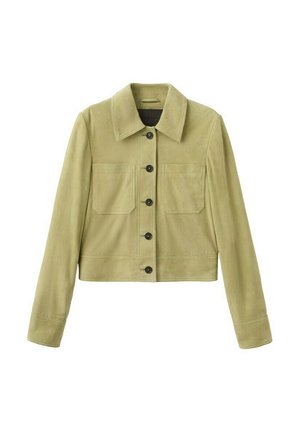 Veste courte en daim vert olive clair avec manches longues, col pointu, fermeture avant à boutons et deux poches plaquées poitrine.