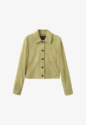 Kort jack van licht olijfgroen suède met lange mouwen, puntkraag, knoopsluiting aan de voorkant en twee borstzakken met klep.