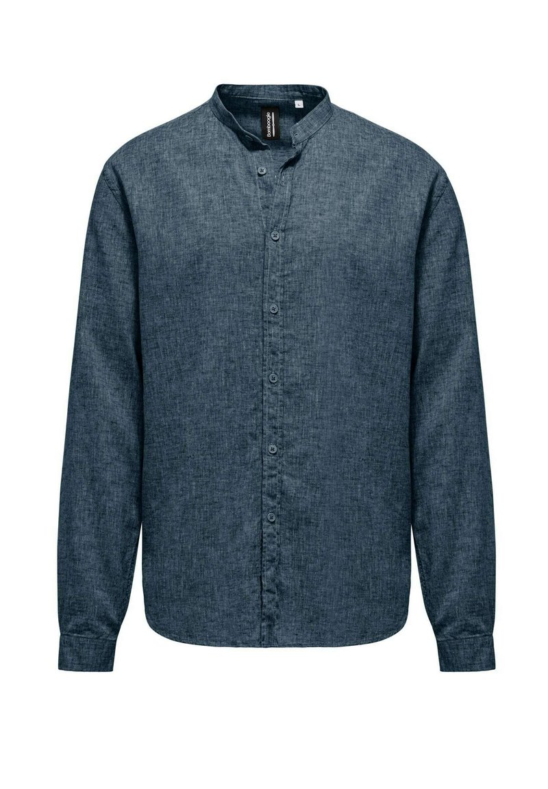 Camicia button-up di colore blu scuro, realizzata in un tessuto texture. Caratterizzata da maniche lunghe, colletto a band e chiusura con bottoni frontali.