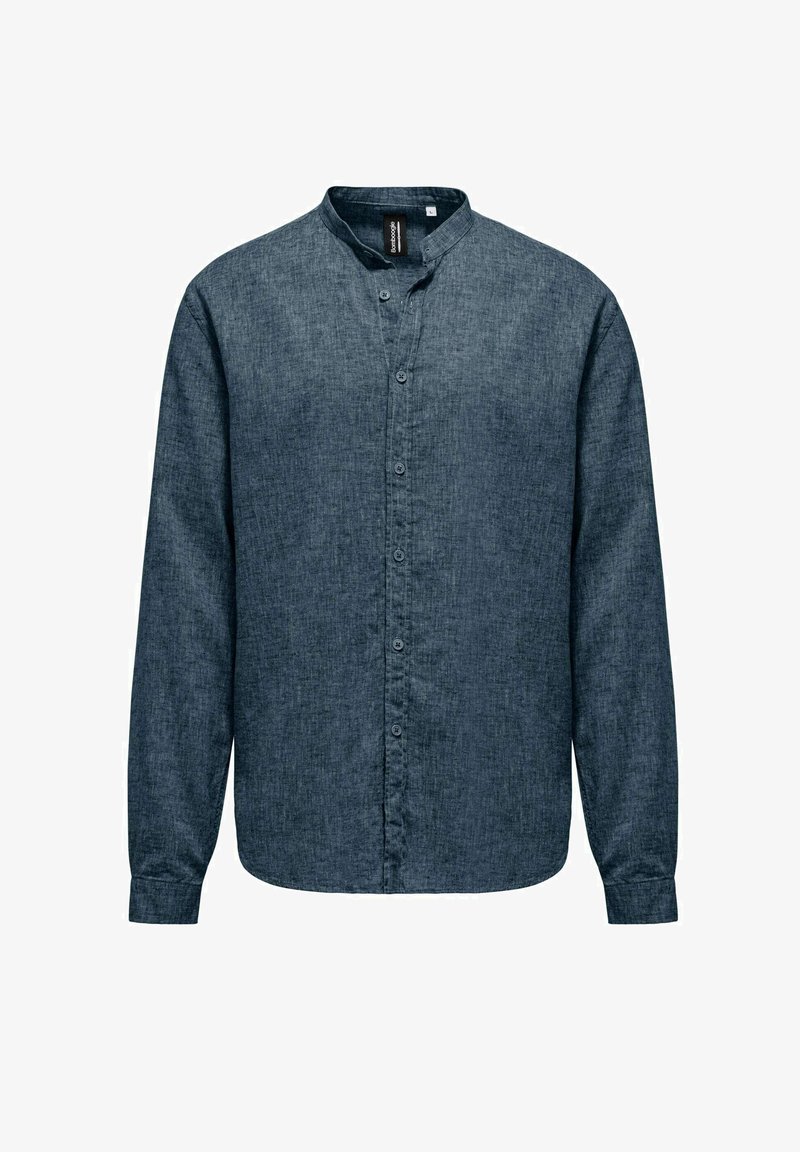 Donkerblauw overhemd met knopen, gemaakt van een gestructureerde stof. Heeft lange mouwen, een bandkraag en een knoopsluiting aan de voorkant.