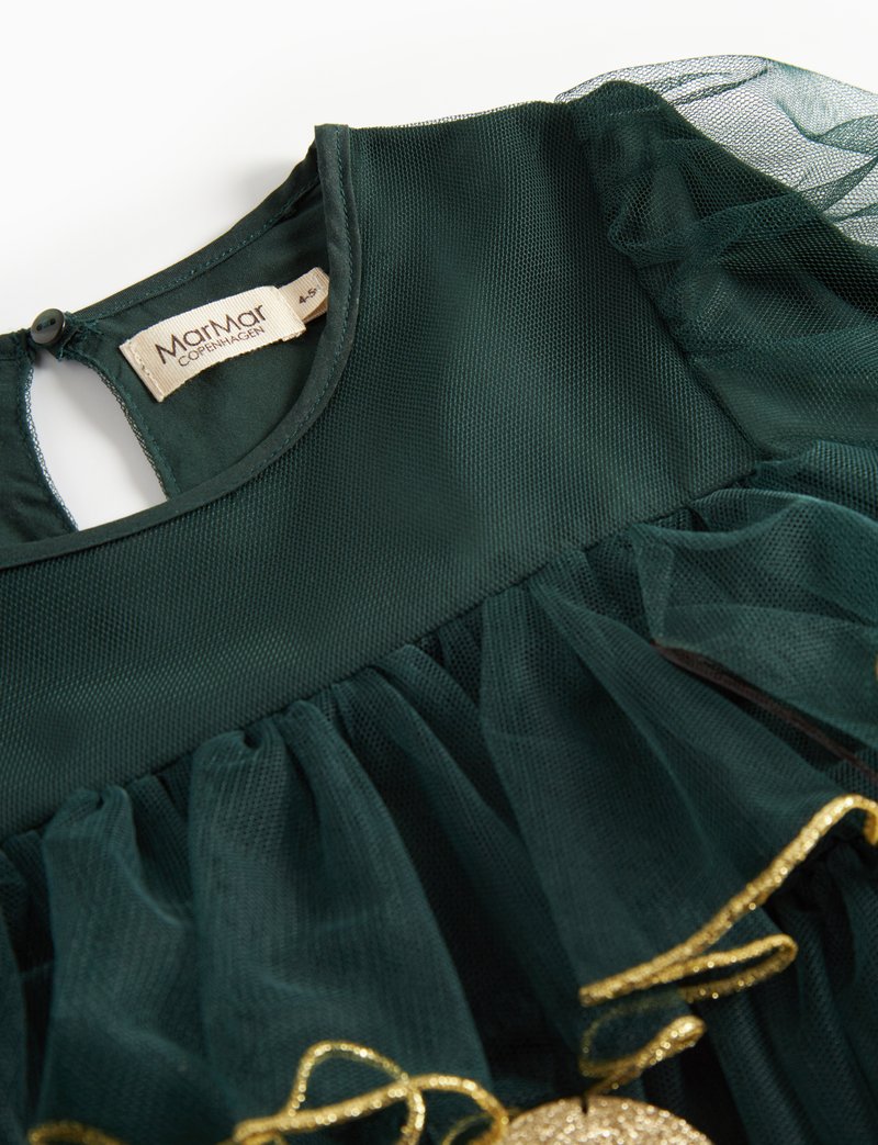 Robe vert foncé avec des manches en filet bouffantes, un ourlet froncé et des accents dorés. Présente un col rond et une fermeture à boutons à l'arrière.