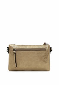 Borsa a tracolla in pelle dorata con una texture liscia, dotata di una tasca frontale con zipper e di una tracolla regolabile. Forma rettangolare compatta.