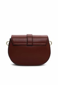 Borsa a tracolla in pelle sintetica rossa con forma arrotondata, dotata di chiusura a patta e cuciture a contrasto. Include due dettagli in ottone.