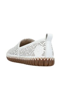 Weiße Slippers aus Leder mit perforiertem geometrischem Muster, weichem Lederoberteil, Gummisohle und dekorativer Naht entlang des Fußbettes.