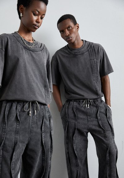 Feng Chen Wang SEAMING UNISEX - Tréningruha alsók - gray
