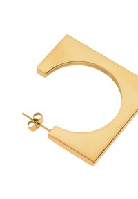 Złota kolczyk w kształcie kwadratu z zaokrąglonym wycięciem, z gładką, błyszczącą powierzchnią i standardowym zapięciem na sztyft.
