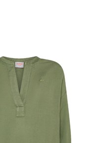Top a maniche lunghe verde oliva, tessuto leggero, scollo a V, con un delicato placket anteriore, piccolo logo vicino allo scollo e vestibilità comoda.