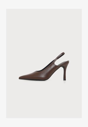Brązowe skórzane czółenka typu slingback na wysokim szpilkowym obcasie, z wąskim noskiem i gładkim wykończeniem na jasnym tle.