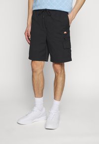 Schwarze Cargoshorts mit einem Zugbandbund, Fronttaschen und einerseitlichen Cargotasche. Aus leichtem Material, mit einem Logopatch versehen.