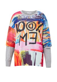 Färgglad långärmad sweatshirt med en livlig abstrakt design i block av rosa, orange och blått, och framträdande svart text "100 % JAG." Grå ärmar.