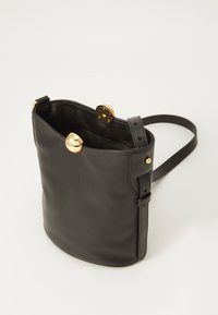 Borsa a secchiello nera in pelle con una texture liscia. Presenta dettagli in metallo dorato, una parte superiore arrotondata, una tracolla regolabile e una chiusura a pulsante.
