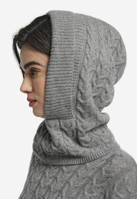 Szara dzianinowa bluza z kapturem z wzorem warkocza, wyposażona w usztywniony, oversize'owy kaptur oraz prążkowane brzegi dla tekstury i ciepła.