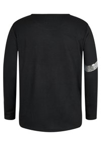 Schwarzes Langarmshirt mit rundem Ausschnitt und einem silbernen, gemusterten Akzent am linken Arm. Aus weichem, strukturiertem Stoff gefertigt.