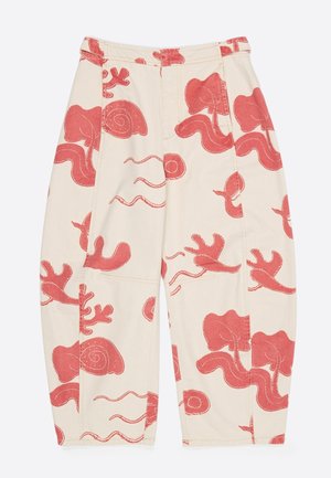 Crèmekleurige broek met brede pijpen, voorzien van abstracte rode organische vormen en golvende lijnpatronen over de hele stof.