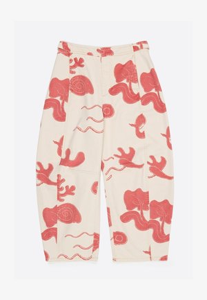 Pantaloni colore crema con gambe ampie, caratterizzati da forme organiche astratte rosse e motivi a linee ondulate su tutto il tessuto.