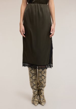 CON PIZZO - Pencil skirt - verde militare