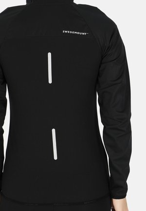 Sort langærmet atletisk jakke med reflekterende striber og logo på bagsiden, der har et glat, strækbart stof og en tætsiddende pasform.