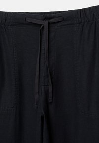 Zwarte linnen broek met een elastische tailleband en een trekkoord, twee vo pockets en subtiele stikdetails.