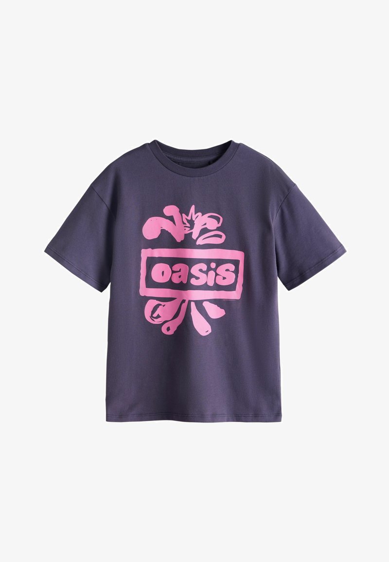Violeta kokvilnas t-krekls ar īsām piedurknēm, uz kura ir liels rozā grafiskais attēls un vārds "oasis" taisnstūra rāmis.