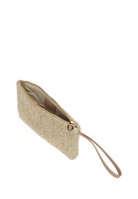 Borsa a pochette intrecciata beige con esterno testurizzato, chiusura con zip dorata e manico per il polso color nocciola. Interno foderato e spazioso.