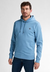 Ljusblå hoodiesweatshirt i mjukt tyg, med en känguruficka, ribbade ärmslut och en liten logotyp på bröstet.