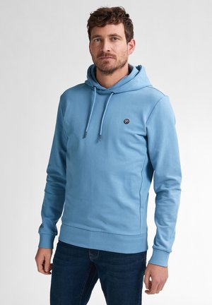 Helles blaues Kapuzensweatshirt aus weichem Stoff, mit einer Kängurutasche, gerippten Bündchen und einem kleinen Logo auf der Brust.