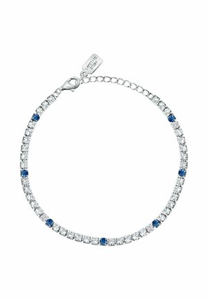 Silbernes Armband mit abwechselnd klaren und blauen quadratischen Edelsteinen und einem kleinen Anhänger mit der Aufschrift "La Petite Story" nahe dem Verschluss.