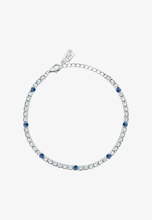 Silbernes Armband mit abwechselnd klaren und blauen quadratischen Edelsteinen und einem kleinen Anhänger mit der Aufschrift "La Petite Story" nahe dem Verschluss.