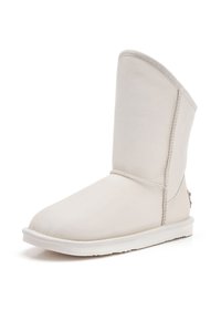 Stivaletto bianco alla caviglia realizzato in pelle liscia. Presenta una punta tondeggiante, cuciture sottili lungo le cuciture e una suola piatta in gomma.