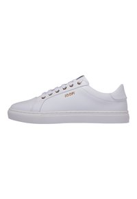 Weiße Leder-Sneaker in Low-Top-Form mit runder Zehenpartie, flacher weißer Sohle, goldfarbenen Ösen und mit dem Markenlogo auf der Seite geprägt. Einfaches, elegantes Design.