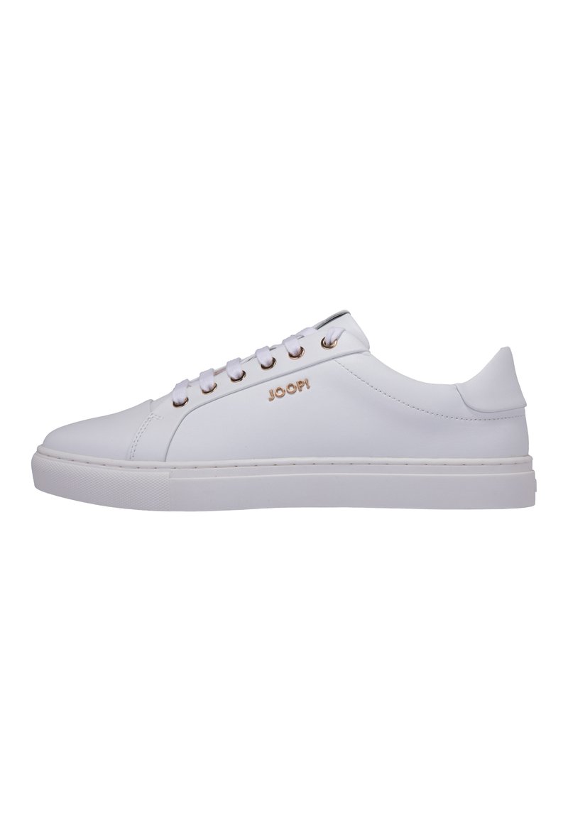 Weiße Leder-Sneaker in Low-Top-Form mit runder Zehenpartie, flacher weißer Sohle, goldfarbenen Ösen und mit dem Markenlogo auf der Seite geprägt. Einfaches, elegantes Design.
