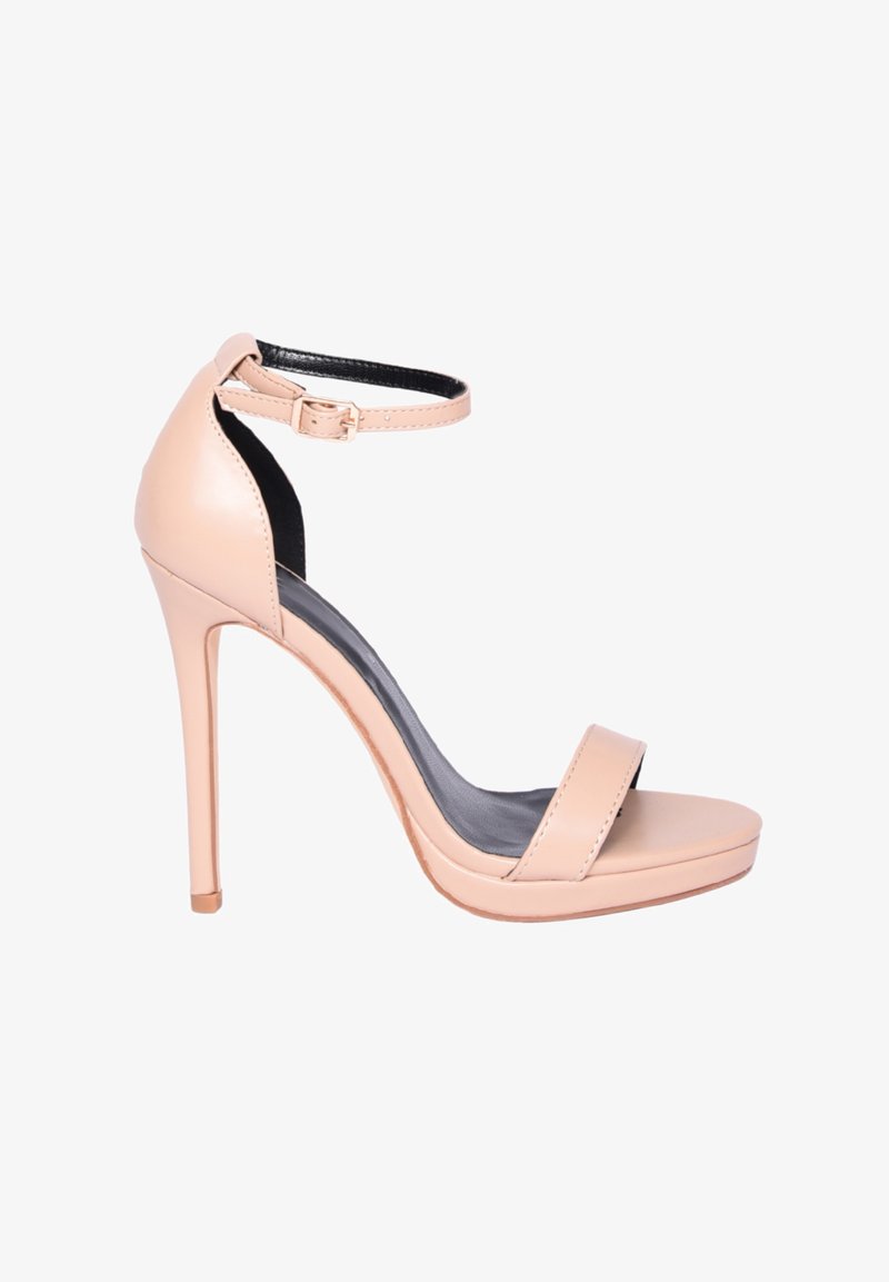Sandal con tacco alto in pelle verniciata beige, dotata di cinturino alla caviglia, punta aperta e base platform. Texture liscia con minimalismo nei dettagli.