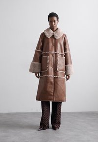 Baum und Pferdgarten DAFNE - Klasický kabát - washed java