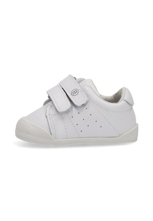 Zapato blanco de cuero con correas de velcro, diseño perforado para transpirabilidad, punta redonda y suela de goma texturizada.