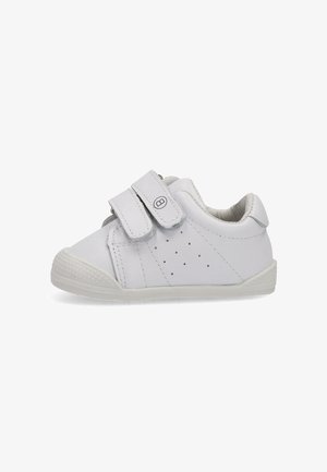 Zapato blanco de cuero con correas de velcro, diseño perforado para transpirabilidad, punta redonda y suela de goma texturizada.