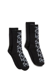 Czarne skarpetki z prążkowaną teksturą i powtarzającym się białym wzorem graficznym po boku. Zawiera parę dwóch.