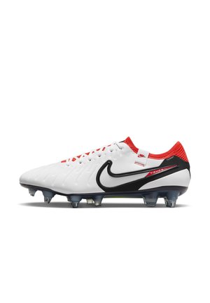 Weißer Nike Tiempo Fußballschuh mit schwarzem Swoosh, rotem gestricktem Knöchelkragen und klaren Stollen an der Sohle für Spiel auf festem Untergrund.