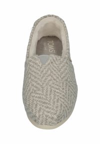 Hellgrauer Slipper mit strukturiertem Fischgrätenmuster, weicher Innenseite, elastischen Einsätzen für einen bequemen Einstieg und gepolstertem Fußbett.