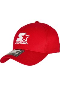 Piros, textilből készült baseball sapka, ívelt cippel, a frontján hímzett fehér csillag és "STARTER" felirattal, valamint egy fekete címkével.