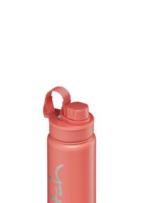 Koraalrood roestvrijstalen waterfles met een schroefdop, siliconen band en geëtst logo. Glad oppervlak en cilindrische vorm.