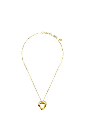 Delikatny naszyjnik z łańcuszkiem ze złota z małą zawieszką w kształcie serca z dwoma małymi kamieniami szlachetnymi, jednym czerwonym i jednym fioletowym.