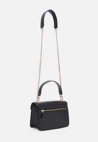 Borsa a tracolla in pelle nera con una forma strutturata, manico superiore e una catena dorata decorativa per la spalla. Presenta una tasca frontale con zip per riporre gli oggetti.