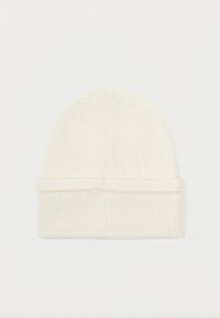 Gorro de punto crema con canalé y vuelta, hecho de tejido de punto texturizado; cuenta con un diseño de parte superior sin costuras y un sutil detalle de costura.