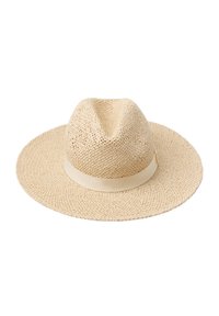 Bredskygget stråhat i lys beige med en struktureret vævning og et smalt cremefarvet bånd omkring kronen. Centralt indhullet design.