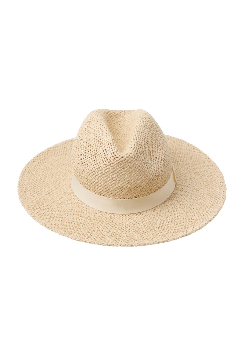 Bredskygget stråhat i lys beige med en struktureret vævning og et smalt cremefarvet bånd omkring kronen. Centralt indhullet design.
