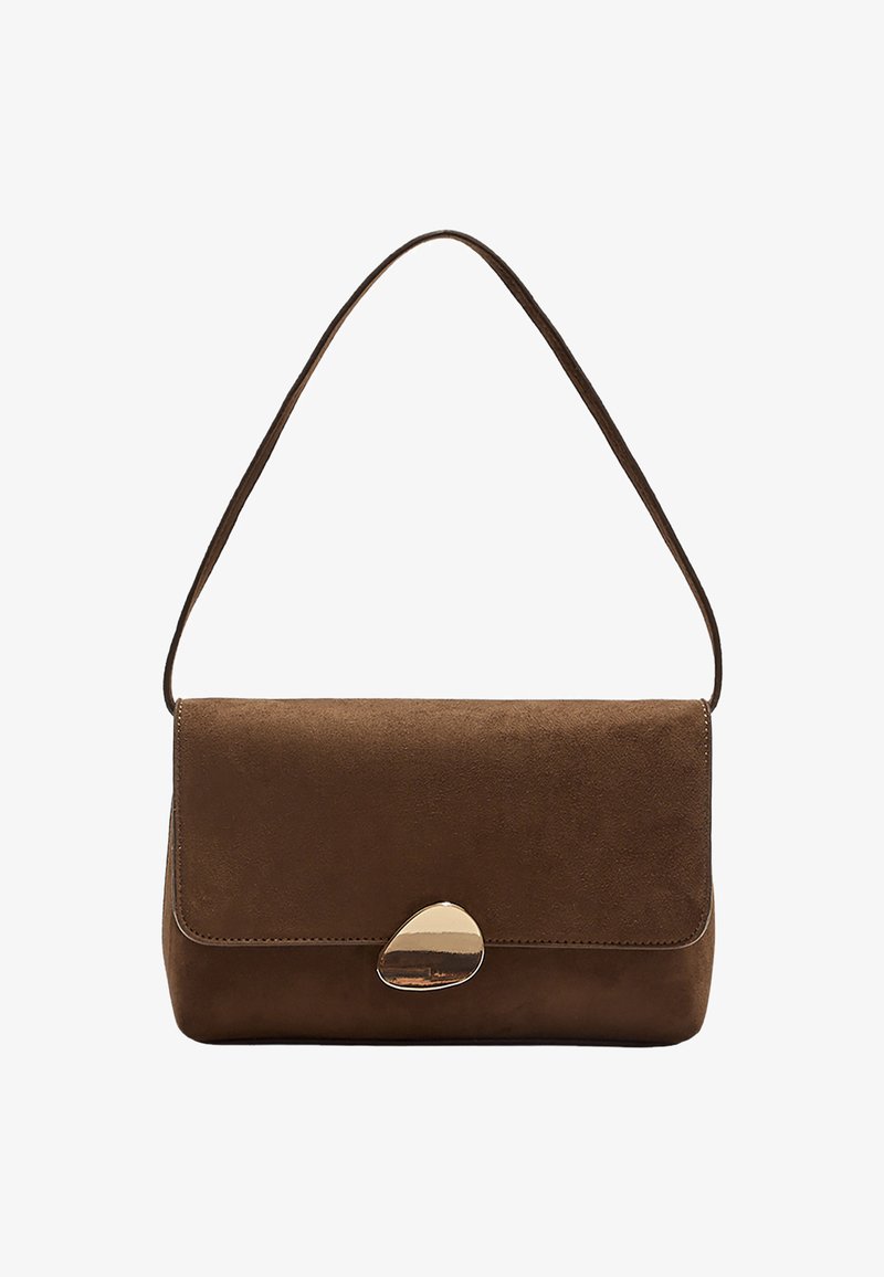 Borsa a spalla in suede marrone con chiusura curva in oro e tracolla singola, forma rettangolare con chiusura a pattina.